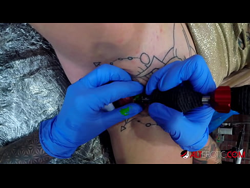 ❤️ Extremt tatuerade snyggingen Sully Savage fick en tatuering på sin klitoris ❤❌ Kvalitets sex at us ❤